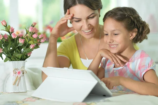 Boldog Anya Lánya Használja Tabletta Együtt Otthon — Stock Fotó