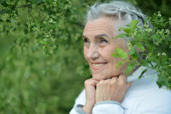 Senior Vacker Kvinna Poserar Parken — Stockfoto