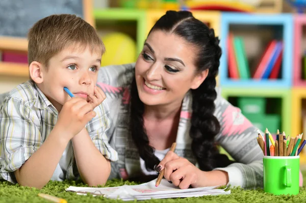 Mère Fils Souriants Dessinant Avec Des Crayons — Photo