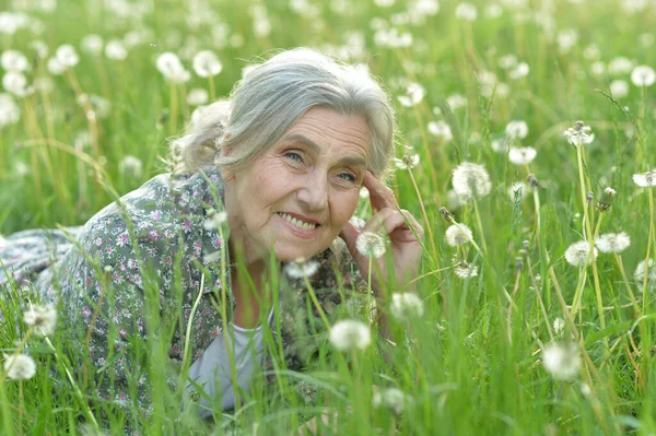 Ritratto Una Bella Donna Anziana Campo Verde Con Denti Leone — Foto Stock