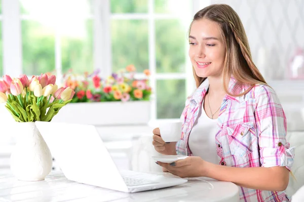 Portrait Young Smiling Woman Working Laptop — Stock Photo, Image