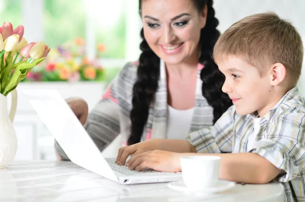 Matka Syn Przy Użyciu Nowoczesnego Laptopa — Zdjęcie stockowe