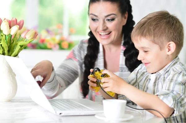 Mother Son Using Modern Laptop Playing Video Game — Stock Photo, Image