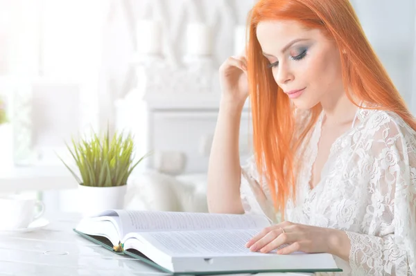 Jovem Mulher Atraente Com Livro — Fotografia de Stock