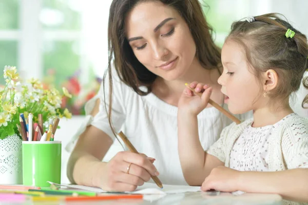 Schattig Meisje Met Moeder Tekening Aan Tafel — Stockfoto