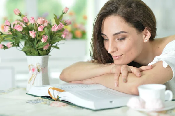 Mujer Atractiva Joven Con Libro Taza Café —  Fotos de Stock