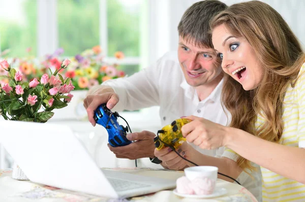 Jovem Casal Sentado Mesa Jogar Videogame — Fotografia de Stock