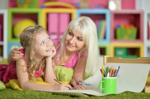 Chica Con Madre Dibujo Casa —  Fotos de Stock