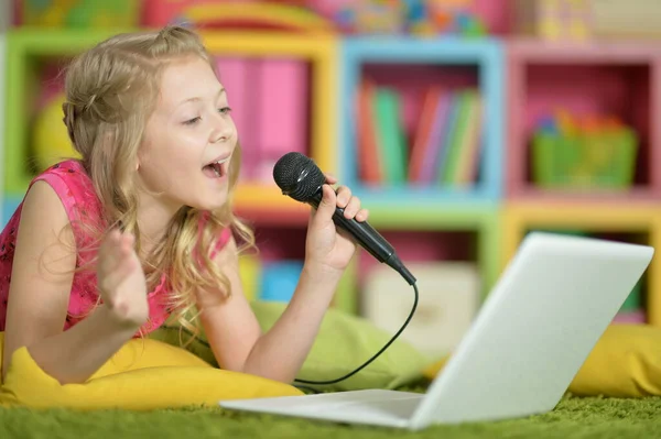 Emotioneel Schattig Meisje Zingen Karaoke — Stockfoto