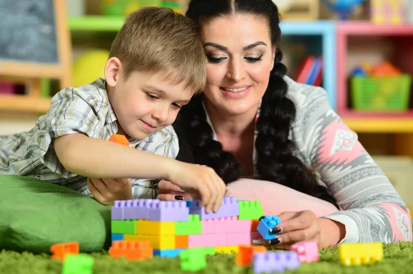 Jonge Moeder Spelen Met Schattig Zoontje — Stockfoto