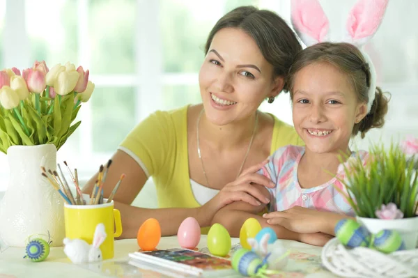 Mutter Mit Tochter Mit Hasenohren Die Hause Ostereier Verzieren — Stockfoto