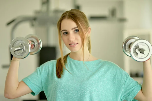 Sportig Ung Kvinna Träning Med Hantlar Gymmet — Stockfoto