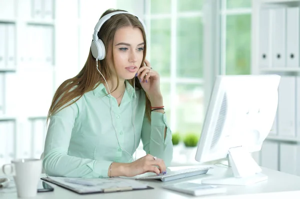 Retrato Mujer Negocios Que Trabaja Cargo — Foto de Stock