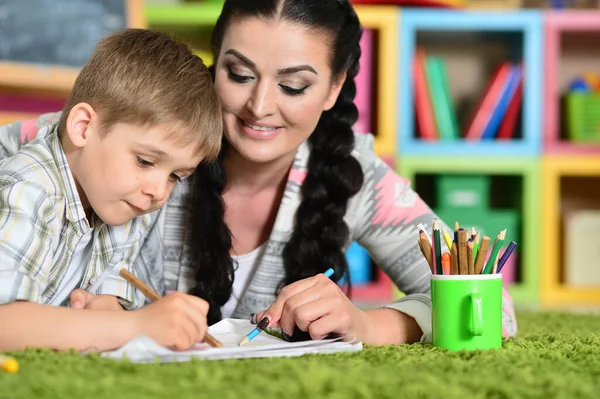 Sonriente Madre Hijo Dibujo Con Lápices — Foto de Stock