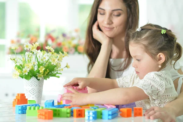 Маленька Дочка Щаслива Мати Грають Барвистими Пластиковими Блоками Вдома — стокове фото