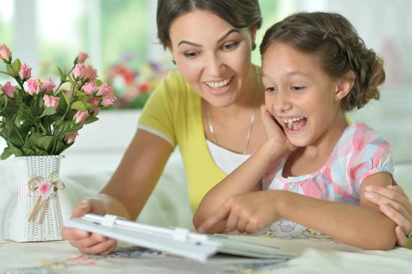 Feliz Madre Hija Usando Tableta Juntos Casa —  Fotos de Stock