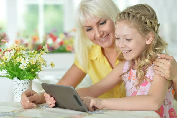 Boldog Anya Lánya Használja Tabletta Együtt Otthon — Stock Fotó