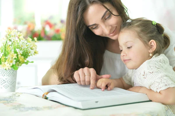 Pequeña Linda Chica Con Madre Leyendo Libro Casa —  Fotos de Stock