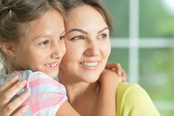 Närbild Porträtt Charmig Liten Flicka Kramas Med Mamma Hemma — Stockfoto