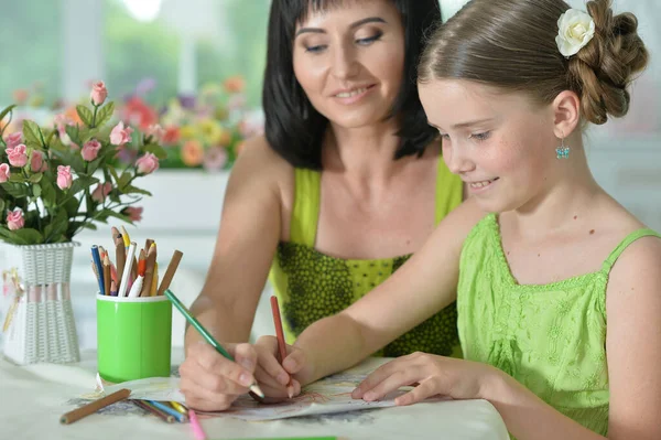 Fille Avec Mère Dessin Table Maison — Photo