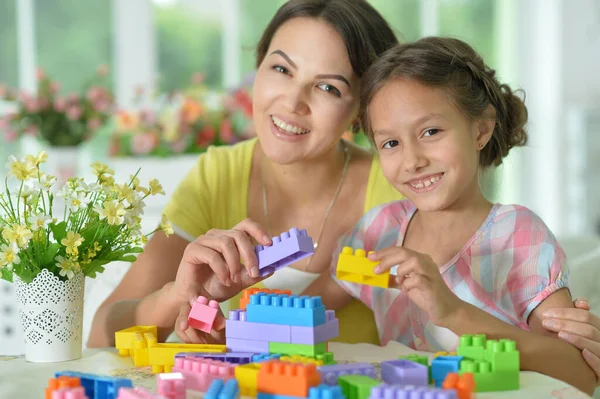 Kleine Dochter Moeder Spelen Met Kleurrijke Plastic Blokken Thuis — Stockfoto