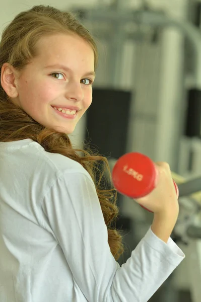 Küçük Kız Spor Salonunda Halterle Egzersiz Yapıyor — Stok fotoğraf