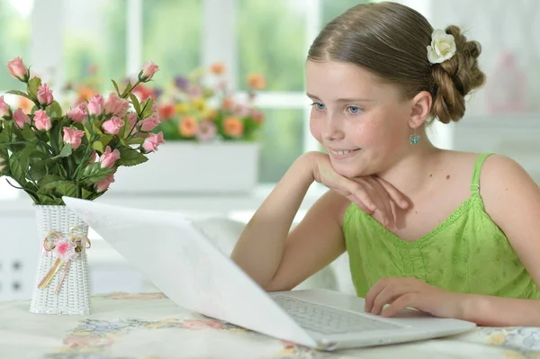 Felice Ragazza Carina Utilizzando Computer Portatile Casa — Foto Stock