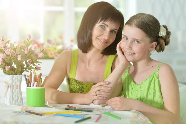 Mädchen Mit Mutter Zeichnet Hause Tisch — Stockfoto