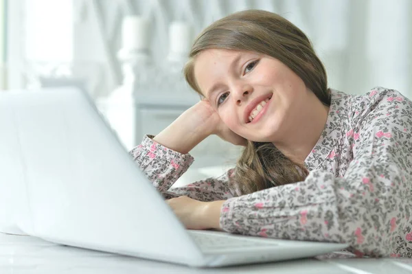 Menina Bonito Com Laptop Casa Olhando Para Câmera — Fotografia de Stock