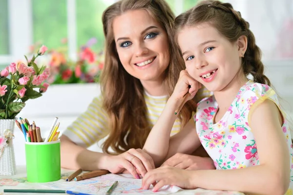 Menina Com Mãe Desenho Casa — Fotografia de Stock