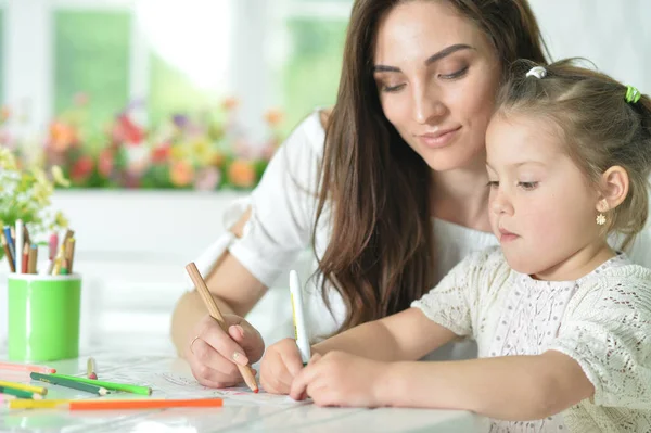 Fille Mignonne Avec Mère Dessin Table — Photo