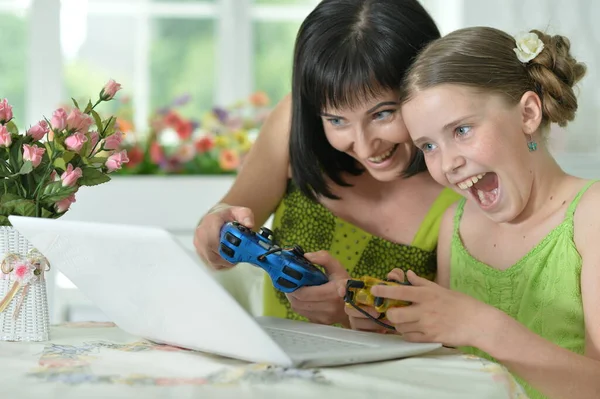 Mãe Filha Usando Laptop Jogo — Fotografia de Stock