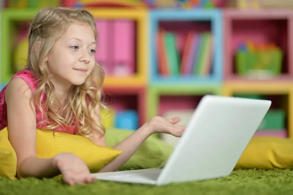 Menina Bonito Com Laptop Casa — Fotografia de Stock