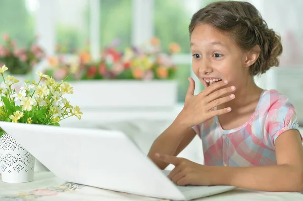 Menina Bonito Surpreso Usando Laptop Casa — Fotografia de Stock