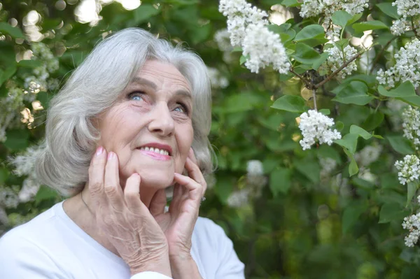 Seniorka Piękna Kobieta Bzu Parku — Zdjęcie stockowe