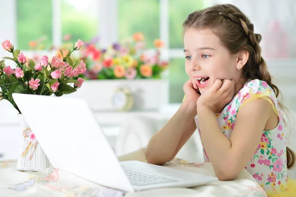 Menina Bonito Usando Laptop Casa — Fotografia de Stock