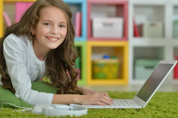 Schattig Meisje Met Behulp Van Laptop Vloer — Stockfoto