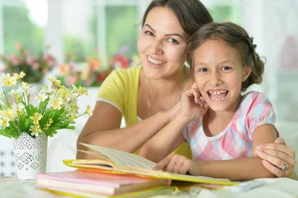 Kleines Süßes Mädchen Liest Buch Mit Mutter Tisch Hause — Stockfoto