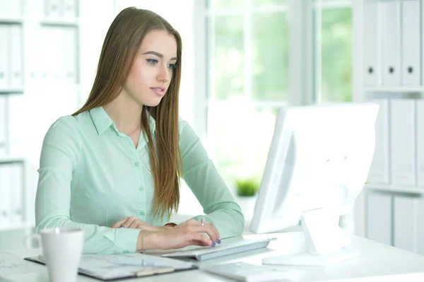 Retrato Mujer Negocios Que Trabaja Cargo — Foto de Stock