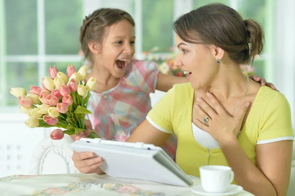 Bonito Menina Preparado Surpresa Para Sua Mãe — Fotografia de Stock