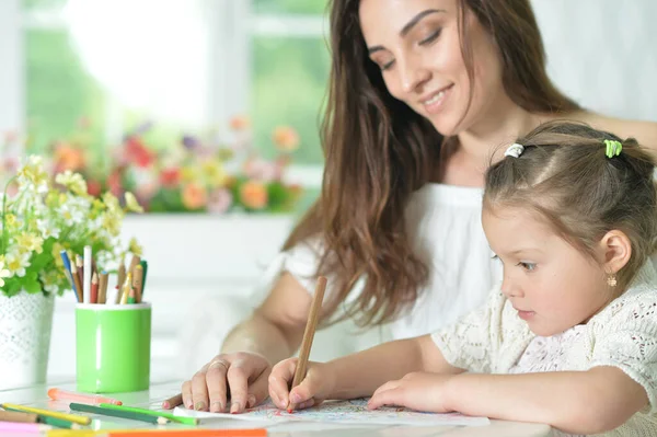 Linda Chica Con Madre Dibujo Mesa —  Fotos de Stock