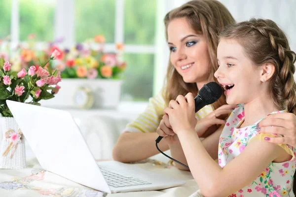 Portret Van Lachende Moeder Dochter Met Behulp Van Laptop Zingen — Stockfoto