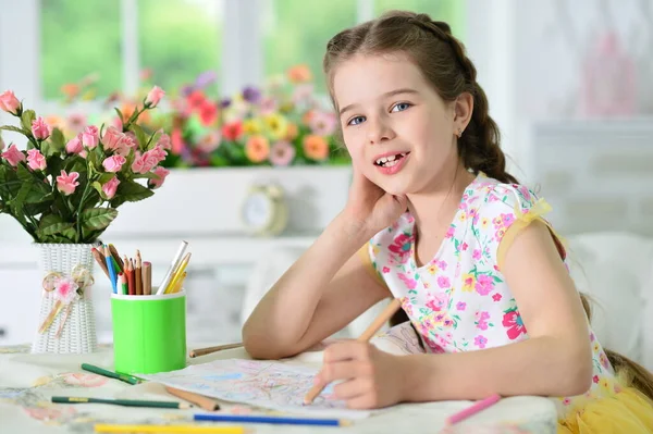 Χαριτωμένο Κορίτσι Ζωγραφίζει Εικόνα Στο Σπίτι — Φωτογραφία Αρχείου