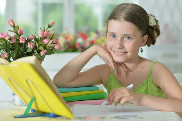 Pouco Bonito Menina Fazendo Lição Casa Casa — Fotografia de Stock