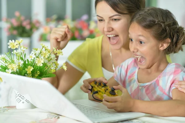 Anne Kızı Dizüstü Bilgisayar Oyunu Oynuyor — Stok fotoğraf