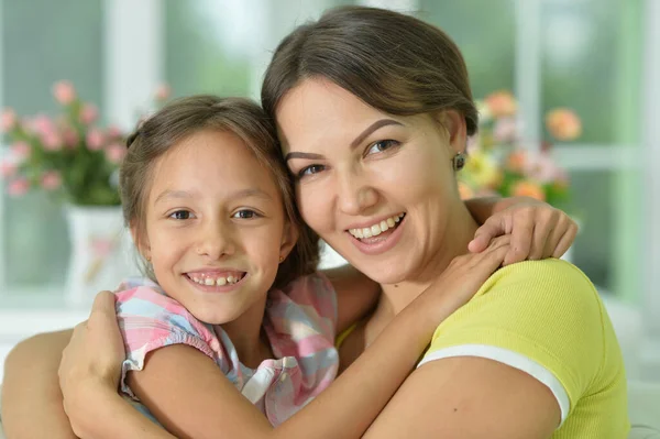 Ritratto Ravvicinato Una Graziosa Bambina Che Abbraccia Con Mamma Casa — Foto Stock