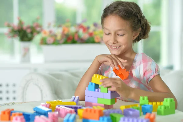 Kleines Mädchen Spielt Mit Bunten Plastikklötzen — Stockfoto