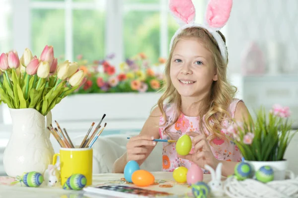 Mooi Meisje Konijnenoren Schilderen Eieren Voor Pasen Vakantie — Stockfoto