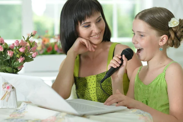 Retrato Mãe Filha Cantando Karaoke — Fotografia de Stock