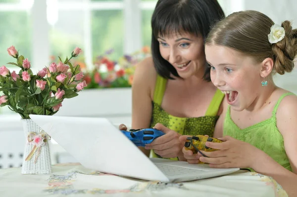 Mor Och Dotter Med Hjälp Laptop Spela Spel — Stockfoto